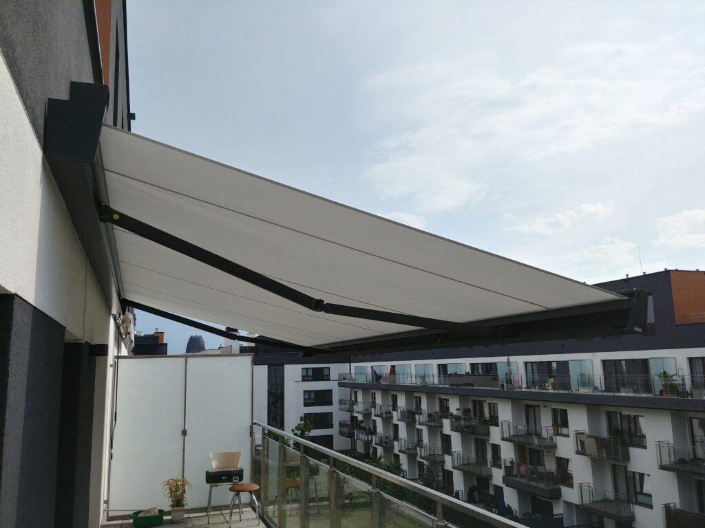 markiza tarasowa na balkonie zamontowana przez firme Solaro