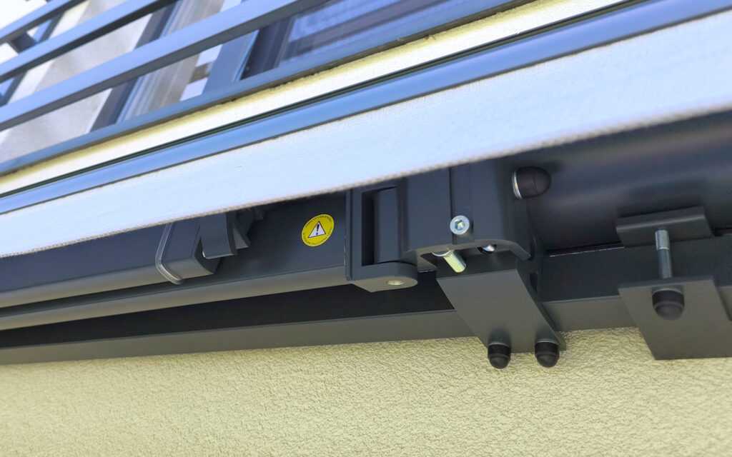 Markiza tarasowa Solaro z aluminiowymi ramionami zamontowana na tarasie domu jednorodzinnego